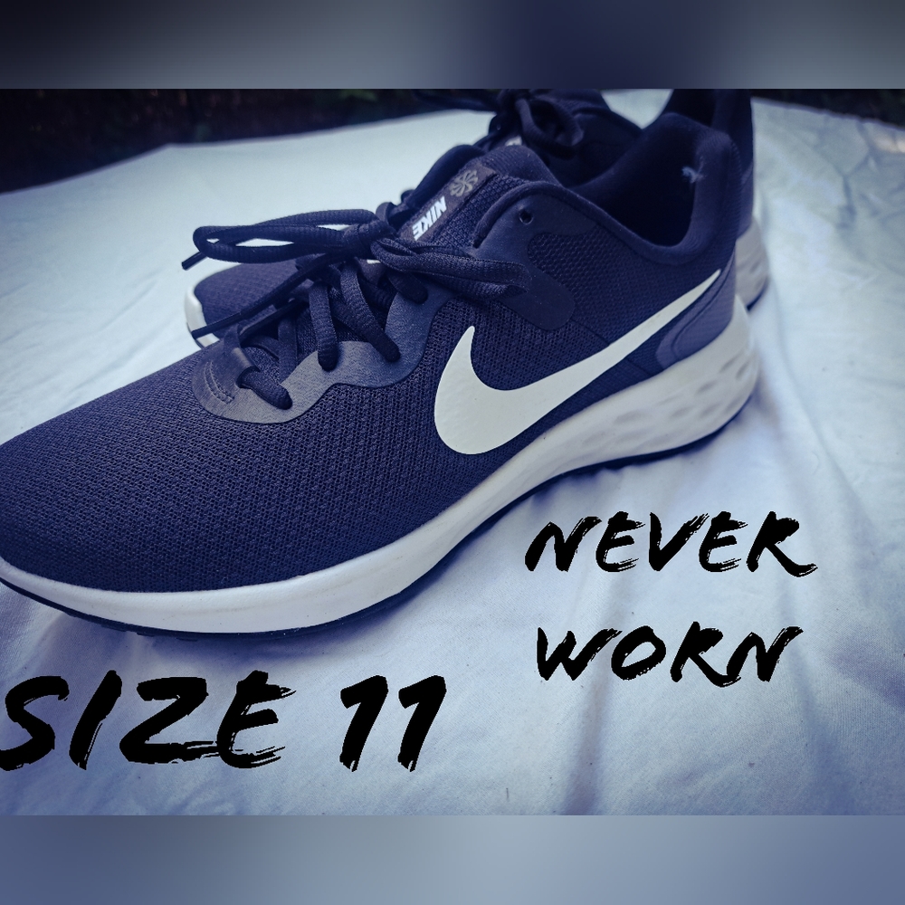 Black Nike men's cross trainer. Men's size 11. brand new.